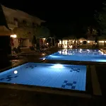 Nikolas Appartments アパートホテル 4*