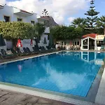 Nikolas Appartments アパートホテル 4*