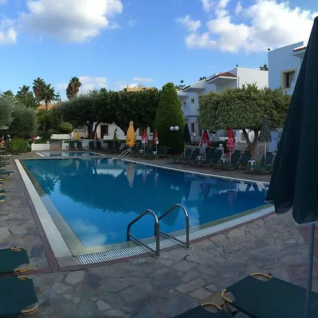 アパートホテル Nikolas Appartments 3*