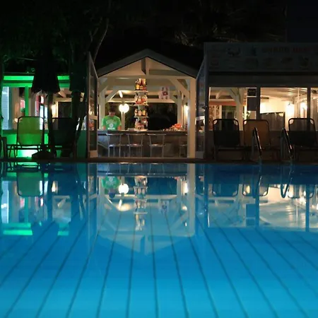 アパートホテル Nikolas Appartments 3*