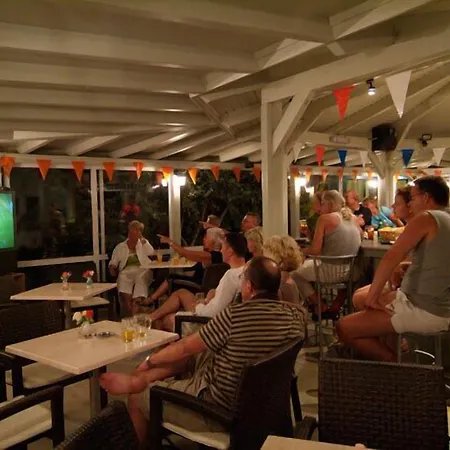 Nikolas Appartments アパートホテル 3*