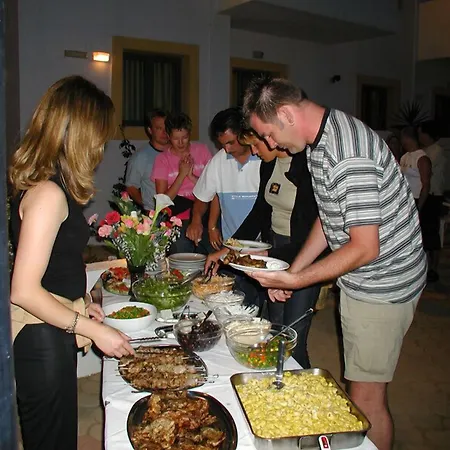 ενοικιαζόμενα νικόλας βίλλας Ξενοδοχείο με διαμερίσματα 3*