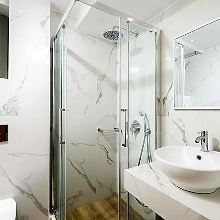 Nikolas Appartments 4*