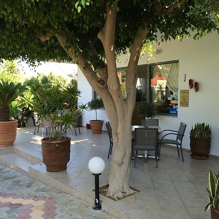 Nikolas Appartments מלון דירות